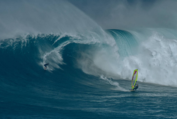 Photographie sportive. Mâchoires gonflent sur l'événement international de surf à Maui, Hawaï 2021 Décembre. - Photo, image