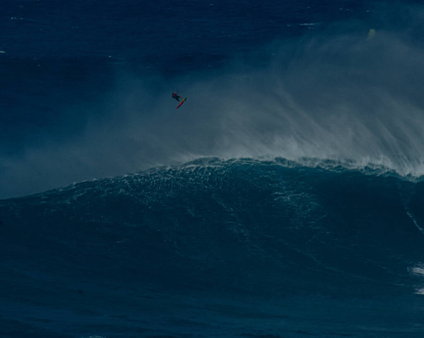 Sport photography. Jaws swell on International surfing event in Maui, Hawai 2021 December. - Foto, Imagem