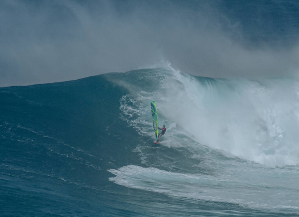 Fotografía deportiva. Las fauces se hinchan en el evento internacional de surf en Maui, Hawai 2021 Diciembre. - Foto, Imagen