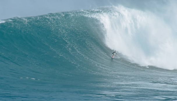 Sportfotografie. Kiefer schwellen bei Internationalem Surf-Event auf Maui, Hawai 2021 Dezember. - Foto, Bild