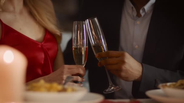 Αγνώριστο Διαφορετικό Ζευγάρι Clinking Γυαλιά πίνοντας αφρώδες κρασί στο εστιατόριο - Πλάνα, βίντεο