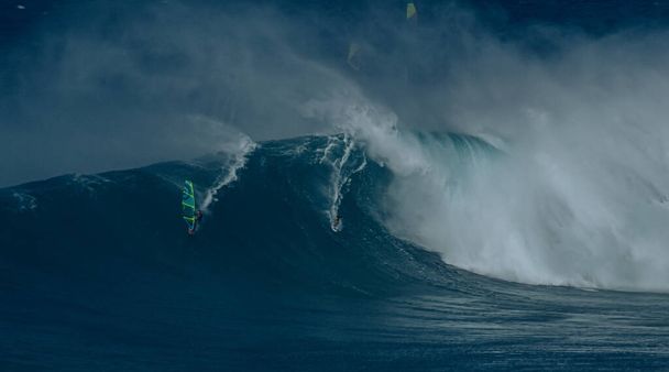 Αθλητική φωτογραφία. Σαγόνια πρήζονται σε διεθνή surfing εκδήλωση στο Μάουι, Χαβάη 2021 Δεκέμβριος. - Φωτογραφία, εικόνα