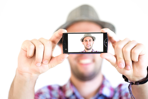 schöner junger Mann macht ein Selfie - Foto, Bild