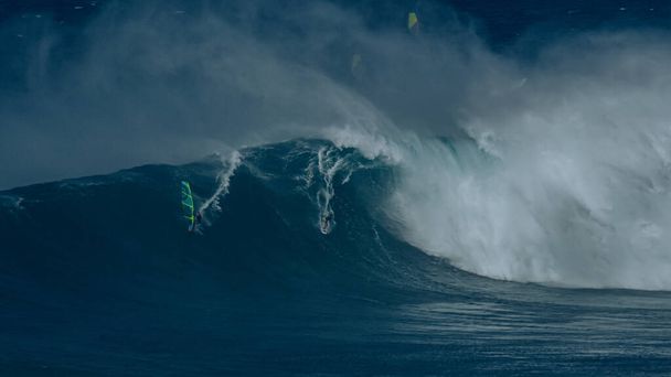 Fotografia sportowa. Szczęki puchną podczas międzynarodowej imprezy surfingowej na Maui, Hawaje 2021 Grudzień. - Zdjęcie, obraz