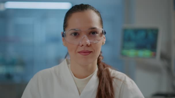 Portré női tudós szemüveges mosolygós laboratóriumi - Felvétel, videó