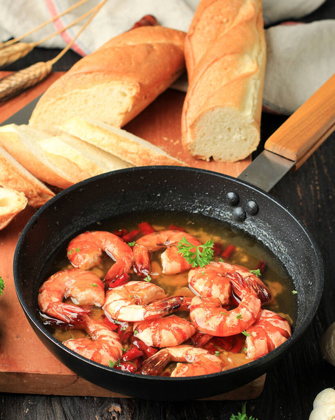 Gambas al aJillo. Crevettes Scampi. Tapa espagnol traditionnel aux crevettes cuites à l'huile à l'ail et au piment.  - Photo, image