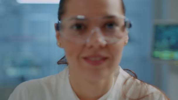 Bioloog met veiligheidsbril glimlachend op camera - Video