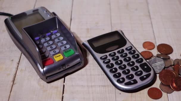Concepto de finanzas con calculadora de lector de tarjetas y monedas - Imágenes, Vídeo