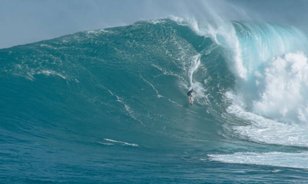 Urheiluvalokuvausta. Leuat turpoavat kansainvälisessä surffaustapahtumassa Mauilla, Hawai 2021 joulukuu. - Valokuva, kuva