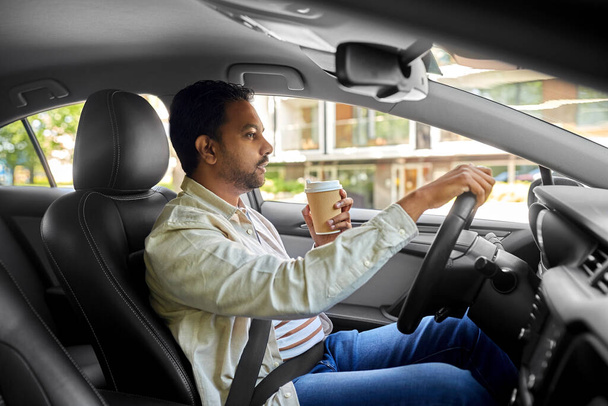 indian man or driver with coffee driving car - Foto, Imagem