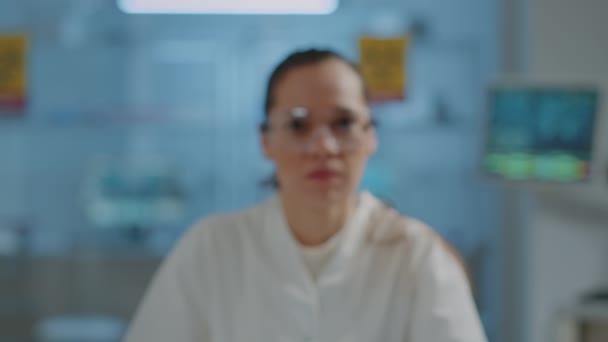 Retrato del microbiólogo con gafas protectoras en laboratorio - Metraje, vídeo