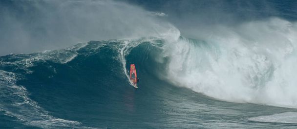 Sport fotózás. Cápa duzzad a nemzetközi szörfözés esemény Maui, Hawai 2021 December. - Fotó, kép