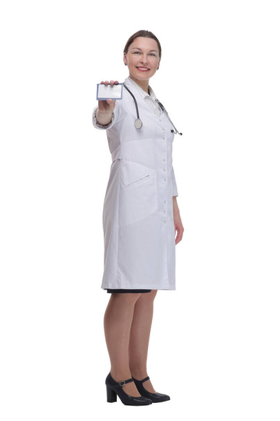 in full growth.medical doctor woman showing her visiting card. - Foto, immagini