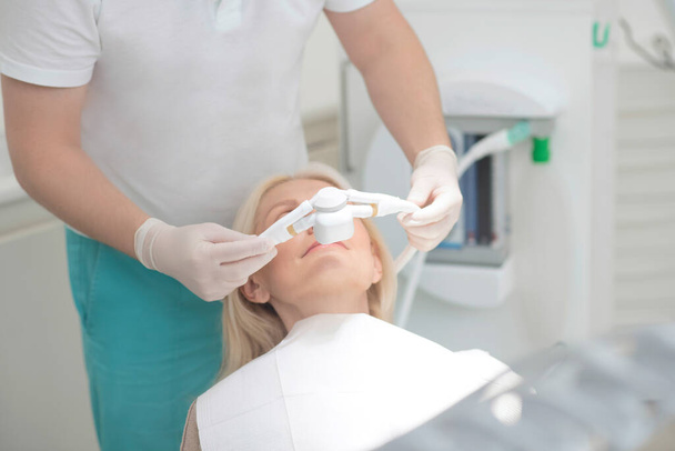 Стоматолог готовит пациента к стоматологической операции - Фото, изображение