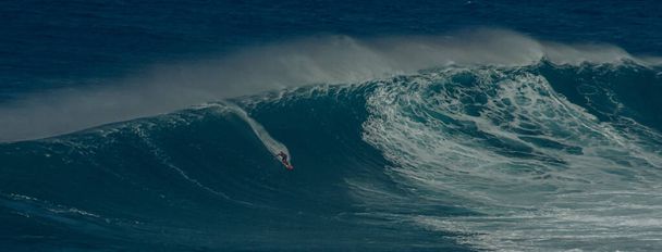 Αθλητική φωτογραφία. Σαγόνια πρήζονται σε διεθνή surfing εκδήλωση στο Μάουι, Χαβάη 2021 Δεκέμβριος. - Φωτογραφία, εικόνα