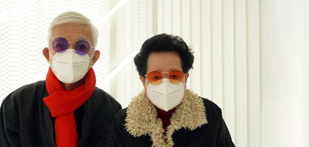 Asian senior elderly couple worry depress about Covid-19 pandemic Winter with Omicron never ending pandemic - Foto, Imagem