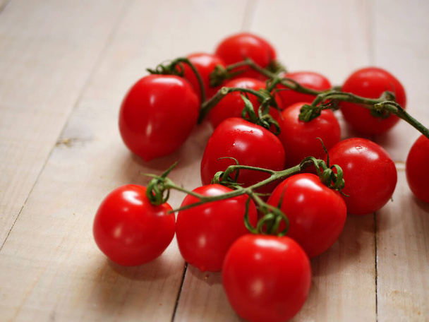 Valentino tomates frescos en la vid de cerca - Foto, imagen