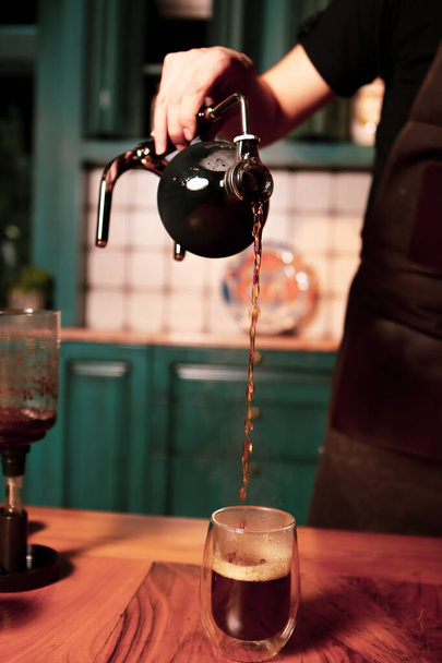 barista brewing coffee in the coffee room - Valokuva, kuva
