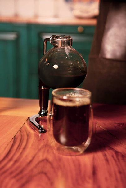 caffè di birra barista nella sala da caffè - Foto, immagini