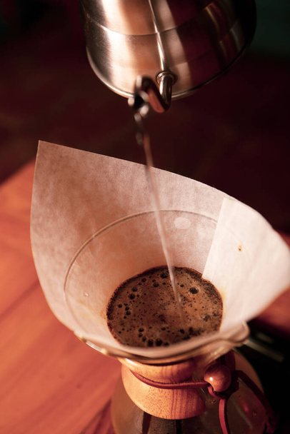 barista vaří kávu v kavárně - Fotografie, Obrázek
