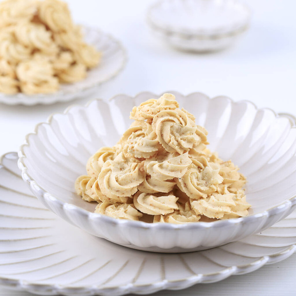 Kukis Sagu Keju tai juusto Sago Cookies on yksi suosikki evästeet Indonesiassa jouluksi tai Libanonissa. Valkoinen käsite leipomo, Kopioi tilaa teksti  - Valokuva, kuva
