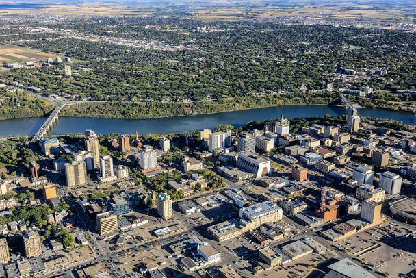 Вид з повітря на центр міста Саскатун (Саскачеван, Канада). - Фото, зображення