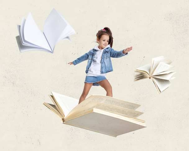 Çağdaş sanat kolajı küçük kız, çocuk, açık kitap üzerinde duruyor ve bej arka planda izole uçuyor - Fotoğraf, Görsel