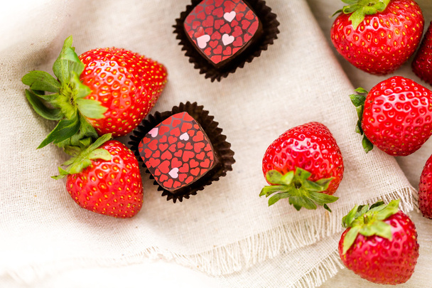 Erdbeeren und Schokoladentrüffel. - Foto, Bild