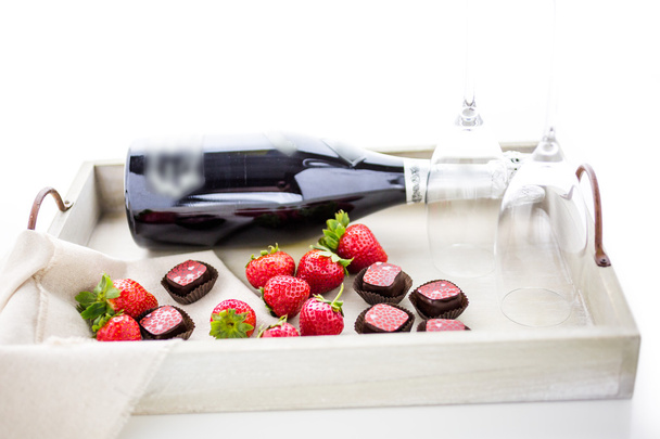 Erdbeeren und Champagner-Schokoladentrüffel. - Foto, Bild