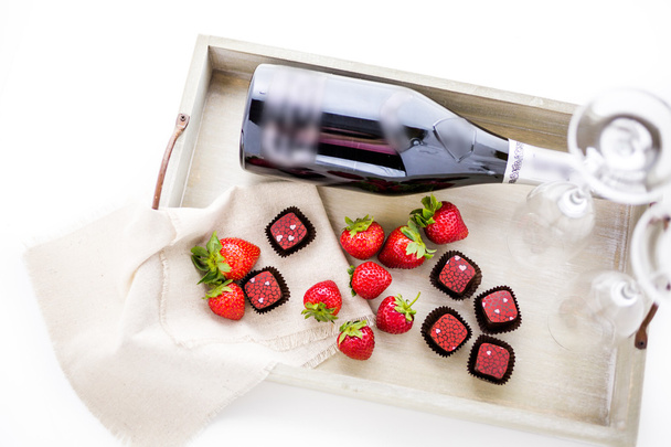 Erdbeeren und Champagner-Schokoladentrüffel. - Foto, Bild