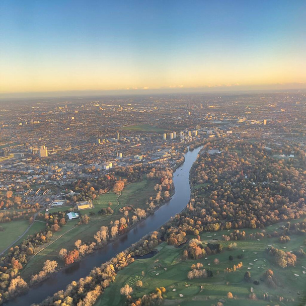 Αεροφωτογραφία του ορίζοντα του Λονδίνου που λαμβάνεται νωρίς το πρωί με πυκνή ομίχλη envoloping την πόλη με θέα τον ποταμό Τάμεση, και πολλά αξιοθέατα του Λονδίνου. - Φωτογραφία, εικόνα