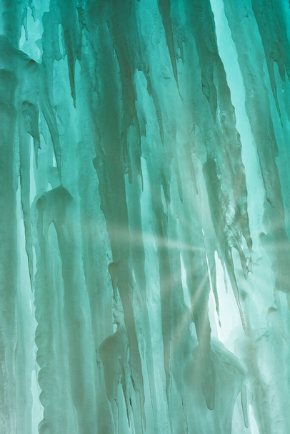 Paesaggio di una grotta di ghiaccio con raggio di sole, Grand Island National Recreation Area, Lake Superior, Michigan Upper Peninsula, USA - Foto, immagini