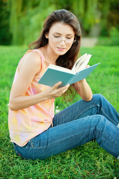 studentka číst učebnice. - Fotografie, Obrázek