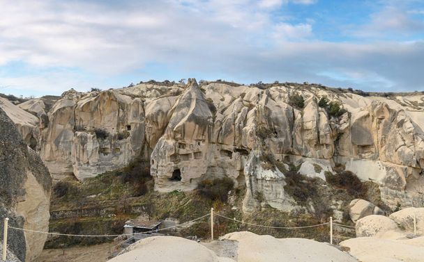 Goreme Open Air Museum in Goreme, Cappadocia -ネブシェヒル,トルコ.古代の洞窟教会と岩の形成. - 写真・画像