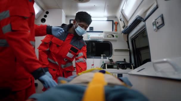 Paramédicos profissionais a resgatar pacientes. Trabalhadores médicos que se mudam para o hospital - Filmagem, Vídeo