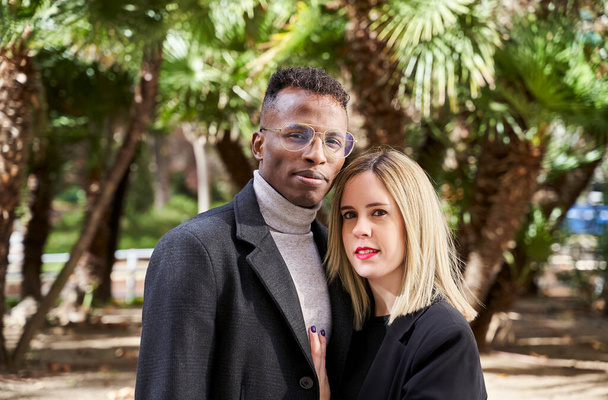Diverse couple in tropical park - Foto, afbeelding