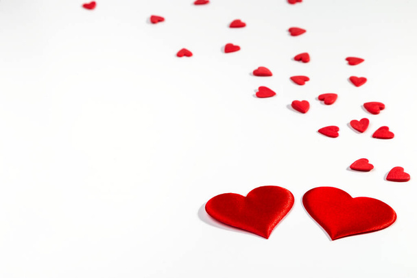 Valentijnsdag achtergrond met rode harten. Kopieerruimte.  - Foto, afbeelding