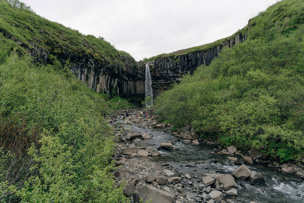 Vodopád Svartifossu v Národním parku Skaftafell, Island. Kvalitní fotografie - Fotografie, Obrázek