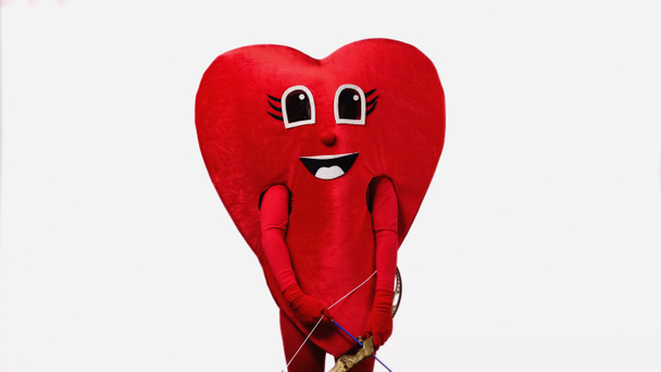 Person im Happy-Heart-Kostüm hält Amor Pfeil und Bogen isoliert auf weiß - Foto, Bild
