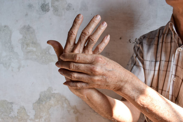 Asiático ancião homem dedos e mão. Conceito de dor nas mãos, artrite e problemas nos dedos. - Foto, Imagem