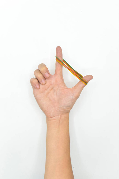 Ejercicio de anillo de cuero para fuerza muscular de la mano. Rehabilitación de dedos. Aislado sobre blanco. - Foto, imagen