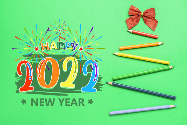 Красивая поздравительная открытка на Новый 2022 год с новогодней елкой из карандашей. Концепция ЛГБТ - Фото, изображение