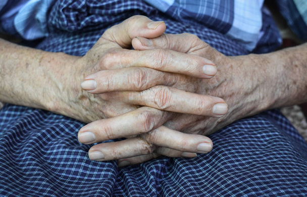 Asyalı yaşlı Myanmar 'ın ellerini sıktı. Romatoid artrit, osteoartrit veya eklem ağrısı kavramı. - Fotoğraf, Görsel