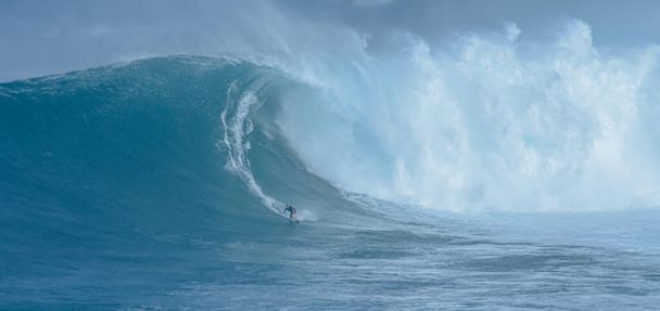 Sport photography. Jaws swell on International surfing event in Maui, Hawai 2021 December. - Foto, Bild