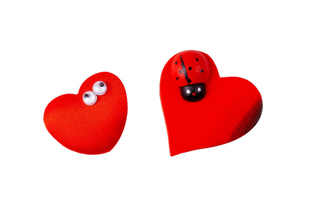 Dwa małe, zabawne, czerwone serca, para serc, obiekty odizolowane na białym tle, wycięte, nikt. Walentynki, koncepcja symbolu miłości, element designu. Serce z oczami i serce z biedronką - Zdjęcie, obraz