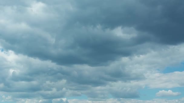 Video 1080p - Nubi di cumulo pesanti volano rapidamente attraverso il cielo. Scadenza temporale
 - Filmati, video
