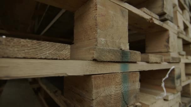 木製のバー、ボードの大規模な倉庫とパレット。製材所で木製の板の杭、植え付け。屋外でボードを閲覧するための倉庫。木材スタックブランク建築材料. - 映像、動画