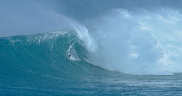 Sport photography. Jaws swell on International surfing event in Maui, Hawai 2021 December. - Foto, Bild
