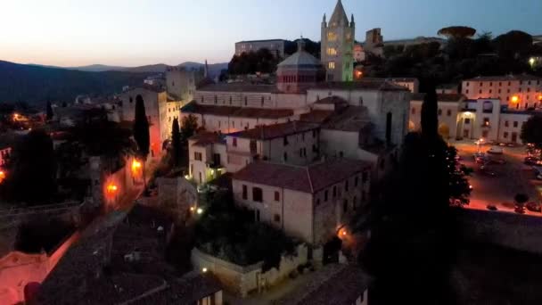 Massa Marittima, Toskana. Luftaufnahme der mittelalterlichen Stadt in der Nacht - Filmmaterial, Video