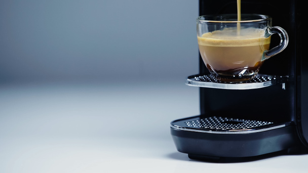 cafetera automática verter bebida caliente en la taza en gris - Foto, Imagen